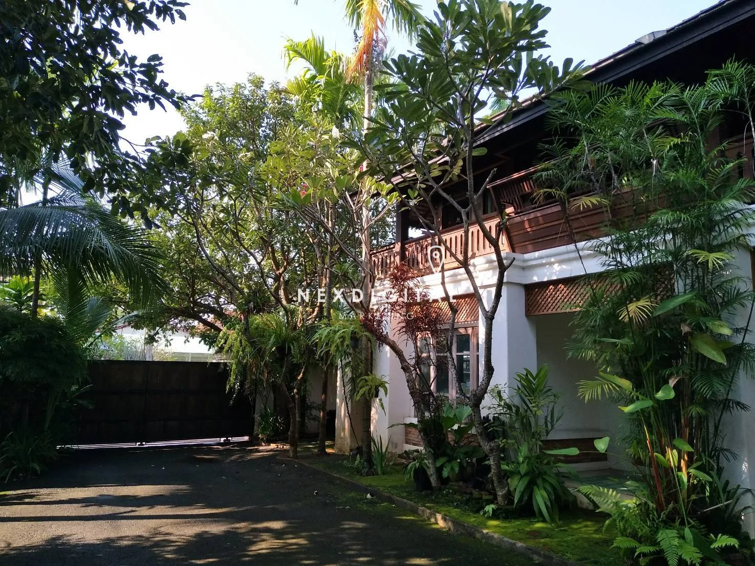 บ้านหรูสไตล์ ล้านนาแท้ 2 ชั้น หลังคาซ้อนหลายชั้น อลังการ  6 Story 5 ห้องนอน 8 ห้องน้ำ